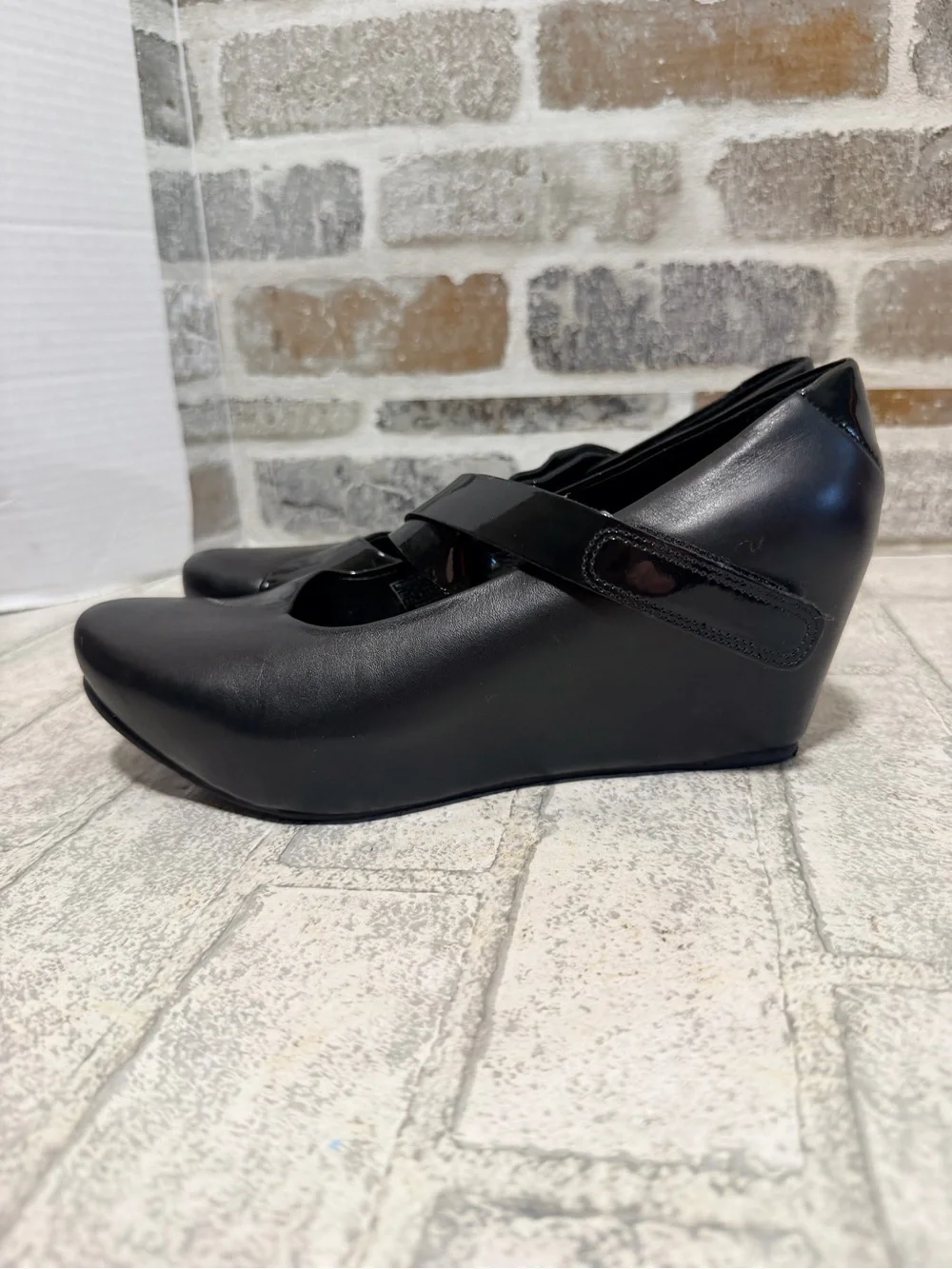 Tsubo Black Patent-Trim Mary Jane wedge shoes 6.5
